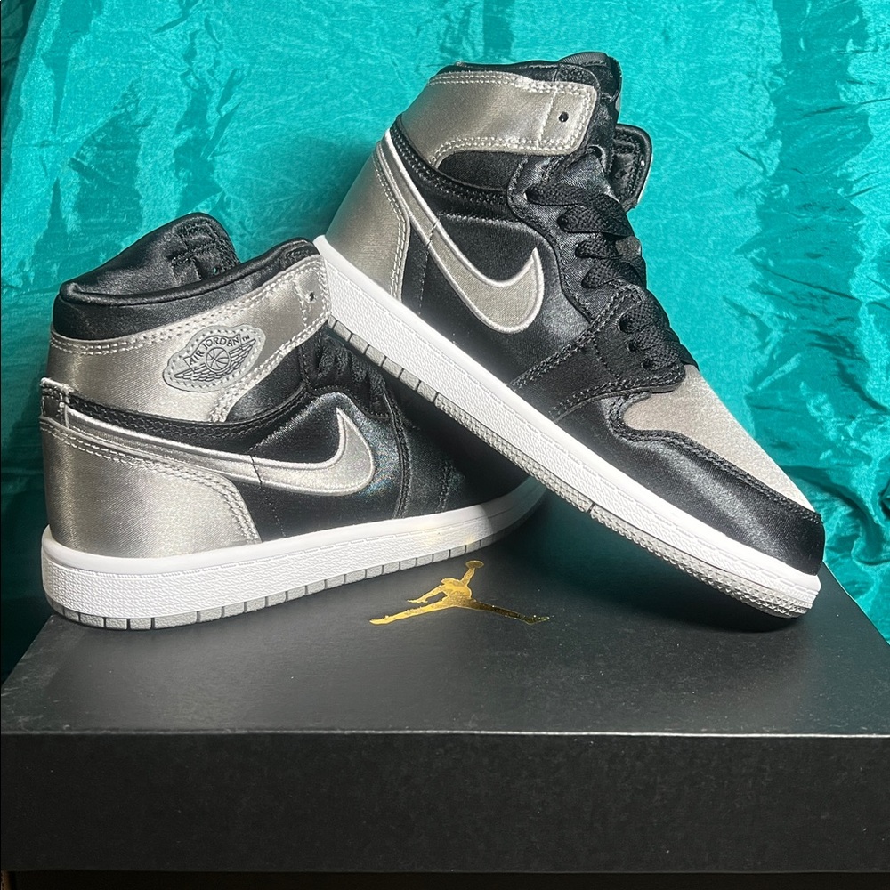 Jordan 1 (PS) Retro High OG Satin Shadow Black/Grey - KIDS SIZE 1Y